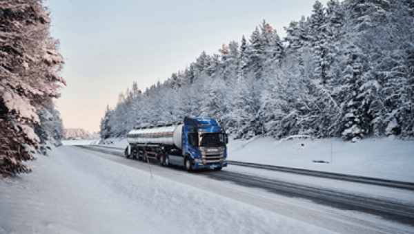 Scania elektriskie kravas auto jau tagad pārvadā līdz 80 tonnām smagas kravas