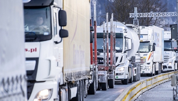 Uz Vācijas un Čehijas robežas izveidojušās garas kravas mašīnu rindas