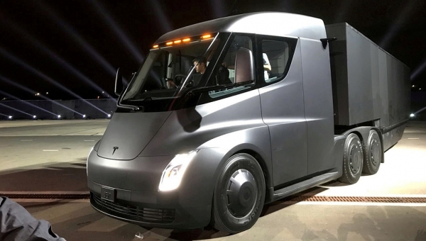 'Tesla' piegādā 'PepsiCo' pirmo elektrisko kravas automobili