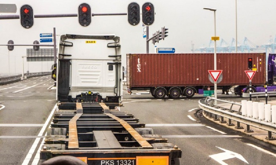 В порту Роттердам тестируют технологию автоперевозок «движение караваном»