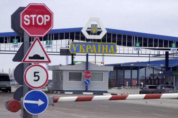 Сотрудники диппредставительств нелегально ввозили в Украину автомобили