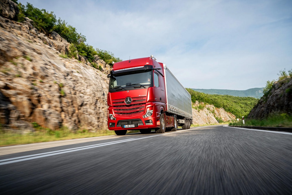 Latvijas tirgū ienāk jaunais Actros – mūsdienīgs kravas auto drošībai un komfortam