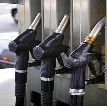 Degvielas cenas turpinas kāpt