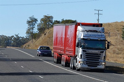 Rosina noteikt jaunu kārtību kravas auto ātruma un distances jautājumā