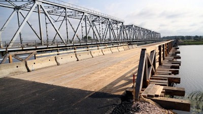 Kravas auto uz Liepājas šosejas pagaidu tilta neievēro svara ierobežojumus